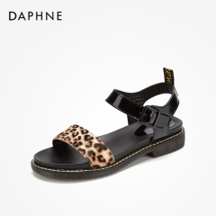 Daphne/达芙妮漆皮魔术贴低跟度假鞋个性撞色条带凉鞋