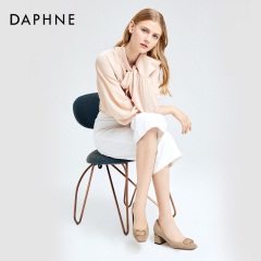 Daphne/达芙妮2020新款春单中年女鞋妈妈鞋粗跟饰扣单鞋绒面女鞋