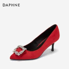 Daphne/达芙妮秋优雅通勤尖头绒面方扣钻饰细中跟婚鞋女
