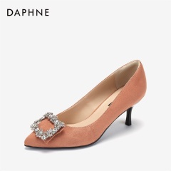 Daphne/达芙妮秋优雅通勤尖头绒面方扣钻饰细中跟婚鞋女